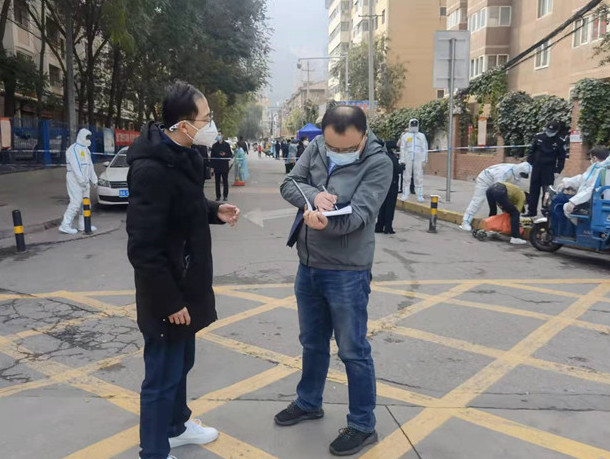 蘭州市紀委監(jiān)委干部下沉一線詳細詢問疫情防控情況。.jpg