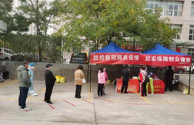 城關(guān)區(qū)紀委監(jiān)委各監(jiān)督檢查組督促各街道核酸檢測點落實“一米線”制度。.jpg
