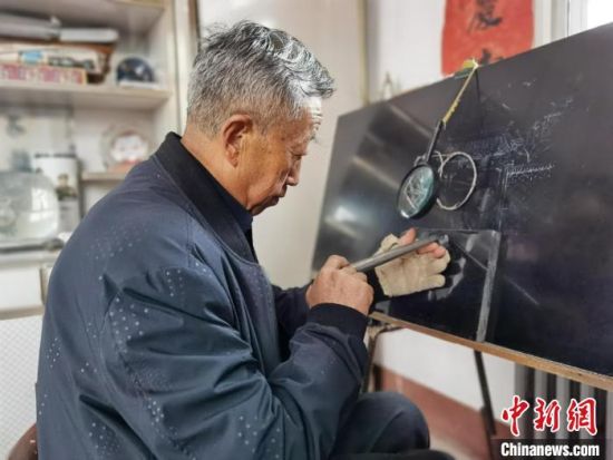 圖為陶世清在創(chuàng)作中?！钅?攝