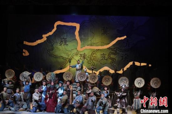 作為隴劇“梅花”，雷通霞在《大禹治水》中甘當“綠葉”，該劇推出后，反響十分熱烈。(資料圖) 楊艷敏 攝