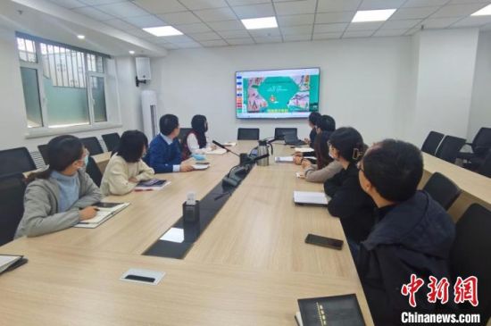 圖為甘肅教育出版社《寫給青少年的敦煌故事》叢書項(xiàng)目組，探討圖書封面設(shè)計(jì)。　閆姣 攝