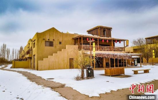 雪落敦煌月牙泉小鎮(zhèn)?！⊥醣筱y 攝