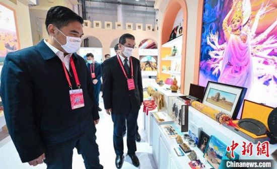 圖為甘肅省副省長(zhǎng)孫雪濤(左)與甘肅省文化和旅游廳廳長(zhǎng)陳衛(wèi)中(右)一同參觀“甘肅館”?！「拭C省文化和旅游廳供圖