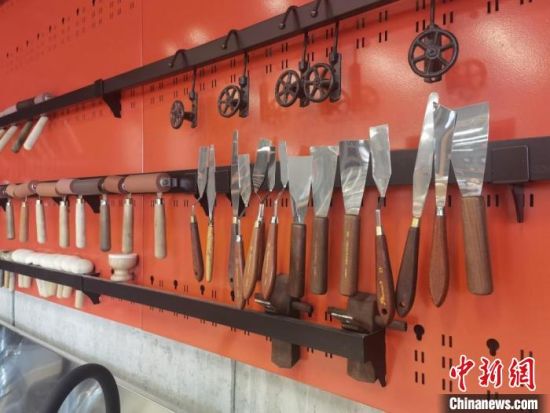 圖為徐晉林制作雕版敦煌壁畫所用工具?！￠Z姣 攝