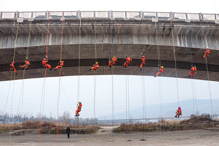 硬核！甘肅天水森林消防員百米高空練技能