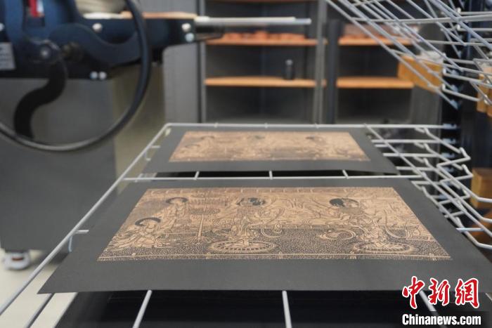 圖為徐晉林工作室制作的雕版敦煌壁畫印刷成品展示。　九美旦增 　攝