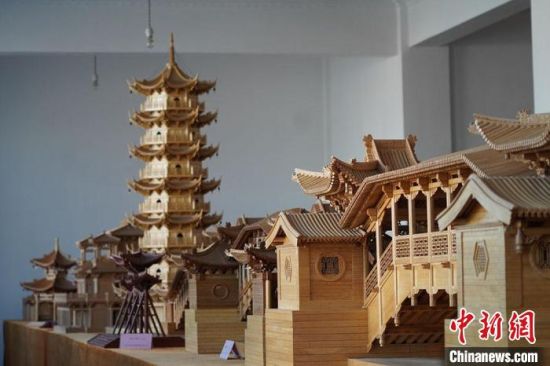 圖為古建筑模型制作技藝傳習(xí)所展廳內(nèi)的微縮古建筑作品。　九美旦增 　攝