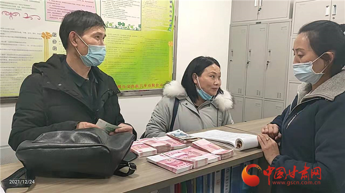 四川客商八萬多元現金遺落出租車內 蘭州的姐拾金不昧歸還失主