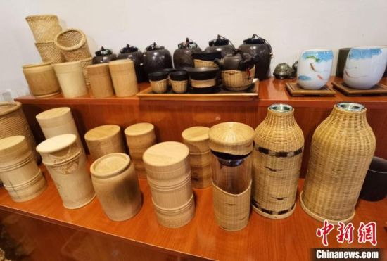 圖為展陳的一件件精致可愛(ài)的竹編農(nóng)具工藝品?！●T志軍 攝