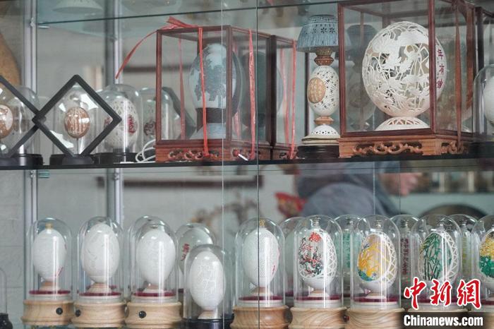 圖為吳義澤收藏柜內(nèi)的蛋雕作品?！【琶赖ぴ?攝