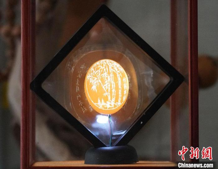 圖為吳義澤新包裝給蛋雕呈現(xiàn)立體感?！【琶赖ぴ?攝