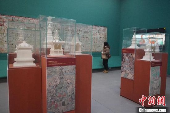 圖為觀眾欣賞數(shù)字復(fù)制壁畫。　九美旦增 攝