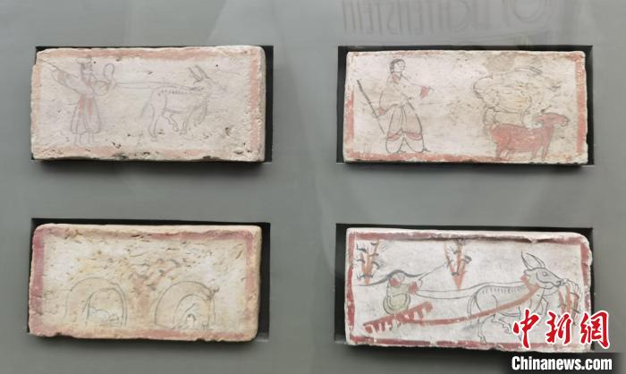 圖為嘉峪關(guān)長(zhǎng)城博物館館藏文物魏晉墓彩繪畫像磚中豐富多彩的古代農(nóng)牧業(yè)生產(chǎn)活動(dòng)。(資料圖) 丁思 攝