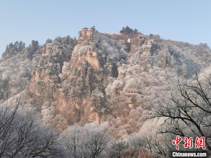 圖為崆峒山霧凇景色?！⌒煺袢A 攝