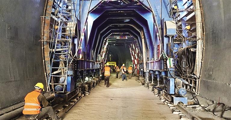 中衛(wèi)至蘭州鐵路白石一號(hào)隧道右線(xiàn)貫通