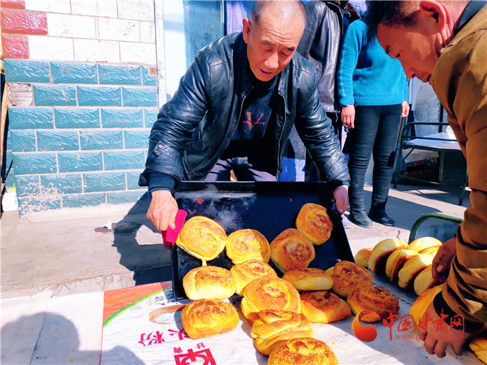 【新春走基層·小康路上看老鄉(xiāng)】武威古浪：烤出飄香油酥饃 開開心心過(guò)大年