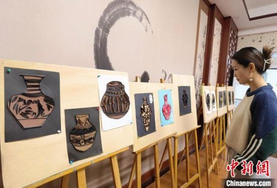 圖為學(xué)生用衍紙材料制作的彩陶紋飾?！⒂裉?攝