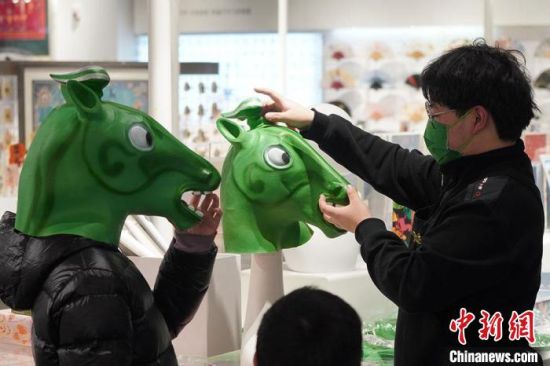 圖為“神馬來(lái)了”銅奔馬頭套?！【琶赖┰?攝