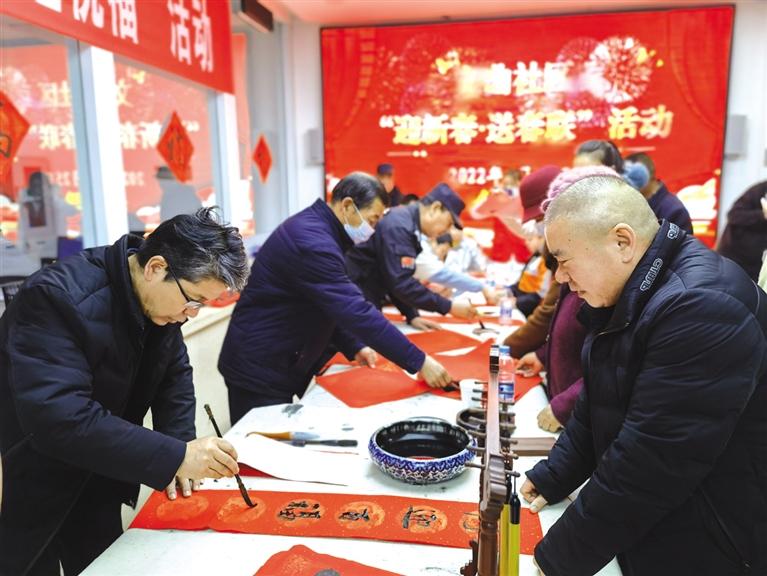 蘭州新區(qū)開展“墨香四溢送春聯(lián)·情暖文曲送祝?！被顒?>
        </a><em>蘭州新區(qū)開展“墨香四溢送春聯(lián)·情暖文曲送祝?！被顒?/em></li>

                </ul>
            </div>
            <!-- public platform -->
            <div   id=