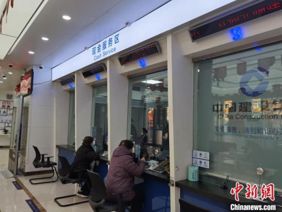 圖為蘭州市民在銀行兌換新鈔?！⌒煅?攝