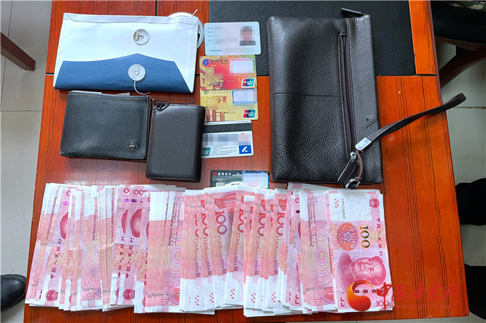 旅客回家過年大意遺失手包 蘭鐵民警幫忙找回萬(wàn)元過年錢