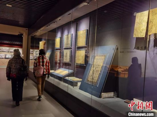 圖為蘭州市民參觀博物館展品。　徐雪 攝