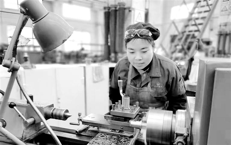 【新春走基層】春節(jié)生產經營不打烊 車間里奏響“春之歌”