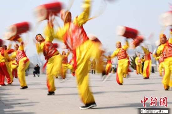 2019年2月19日，演員在黃河岸邊的蘭州水車博覽園內(nèi)進(jìn)行太平鼓表演，歡慶元宵佳節(jié)。(資料圖) 　楊艷敏 攝