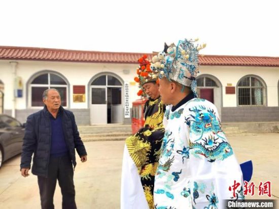 圖為69歲的“苦水高高蹺”國(guó)家級(jí)傳承人巨海全(左一)，叮囑徒弟們高高蹺練習(xí)技巧要領(lǐng)。　閆姣 攝