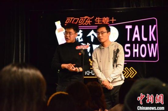 圖為脫口秀演員搭檔表演?！钅?攝