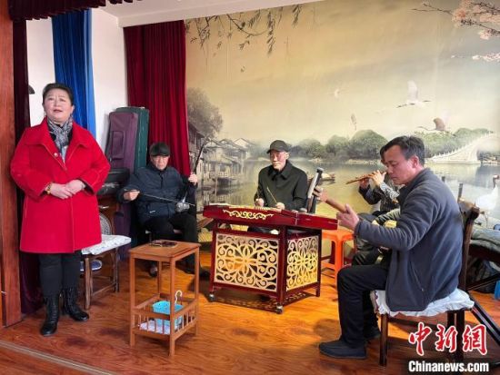 圖為蘭州鼓子表演者王常玉登臺演唱，她是這項入列國家級非物質(zhì)文化遺產(chǎn)的曲藝表演者中，為數(shù)不多的女演員。　張煜曼 攝