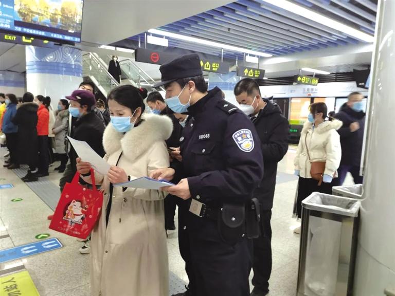 講解詐騙套路 普及“斷卡”常識 蘭州城關(guān)公安分局、交通治安分局聯(lián)合反詐宣傳進(jìn)地鐵