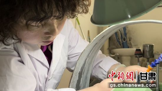 夜光杯制作學徒謝小琴坦言，雖工作枯燥，但是能夠掌握國家級非遺技藝是很自豪的。王牧雨 攝