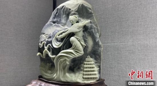 圖為李學(xué)平的玉雕作品?！「攥?攝