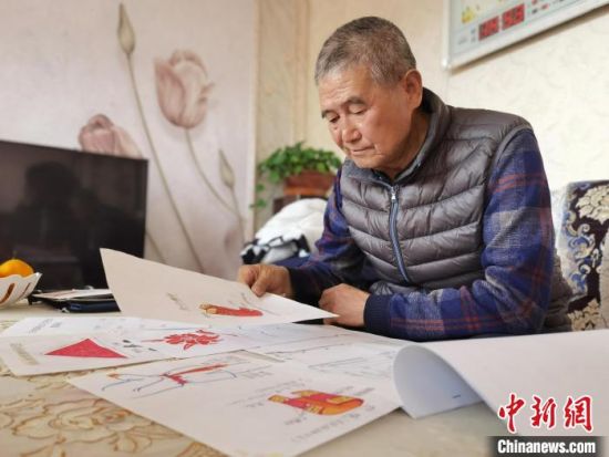 圖為陸鵬飛向記者展示多年帶隊(duì)的手寫筆記?！堟?攝