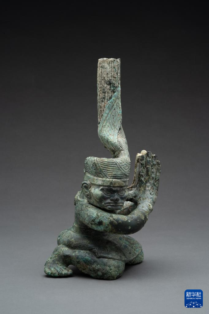 四川廣漢市三星堆商代遺址四號坑出土扭頭跪坐銅人像（資料圖）。