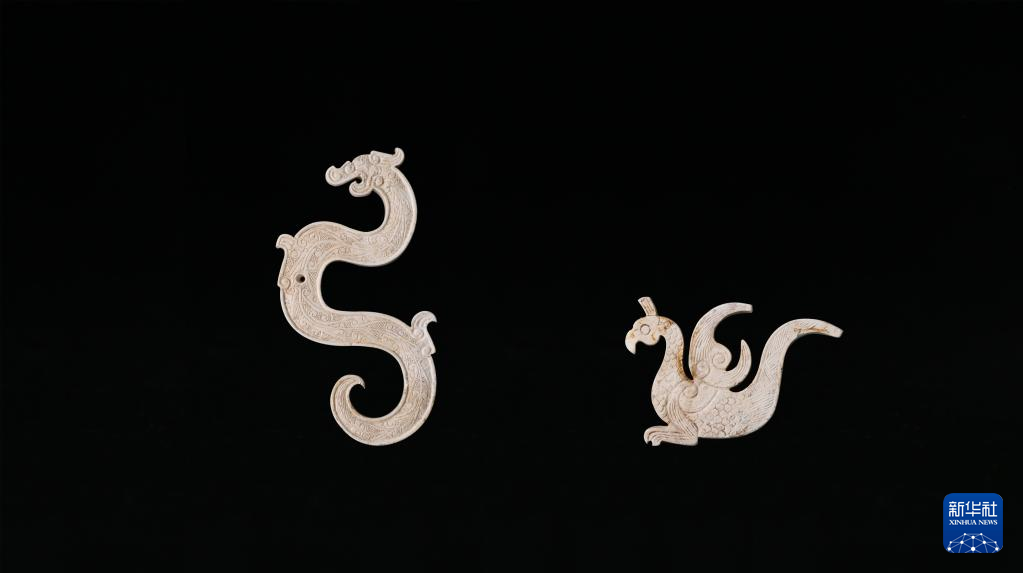 江西樟樹市國字山戰(zhàn)國墓葬出土玉龍、玉鳳（資料圖）。