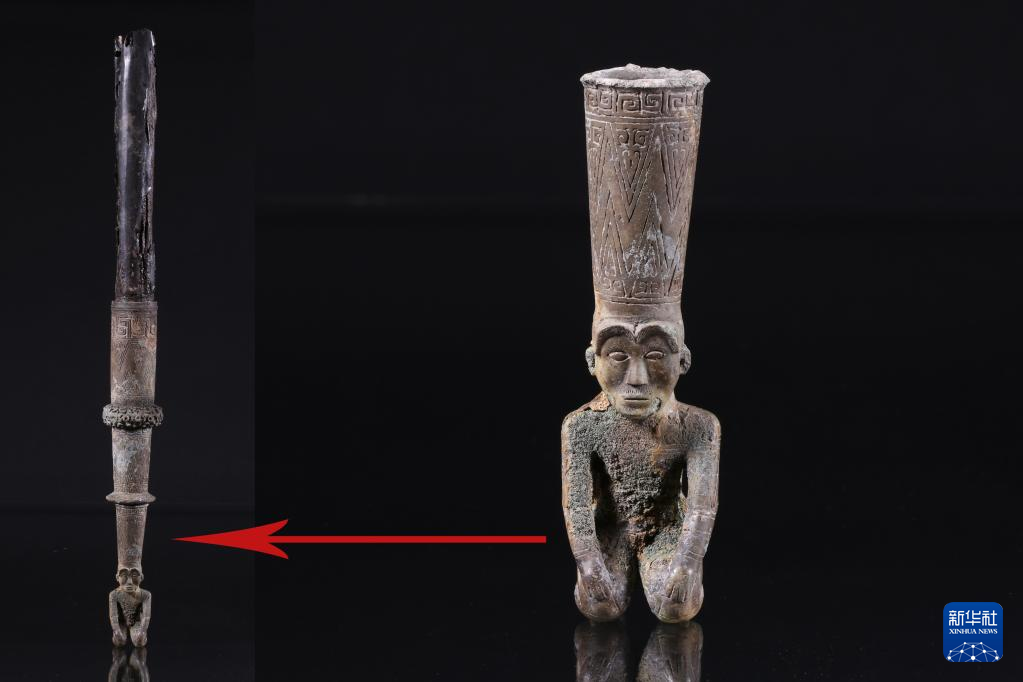 江西樟樹市國字山戰(zhàn)國墓葬出土銅跽坐人鐓（資料圖）。