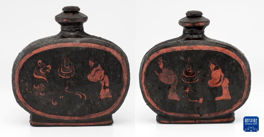 湖北云夢縣鄭家湖戰(zhàn)國秦漢墓地出土扁壺（資料圖）。