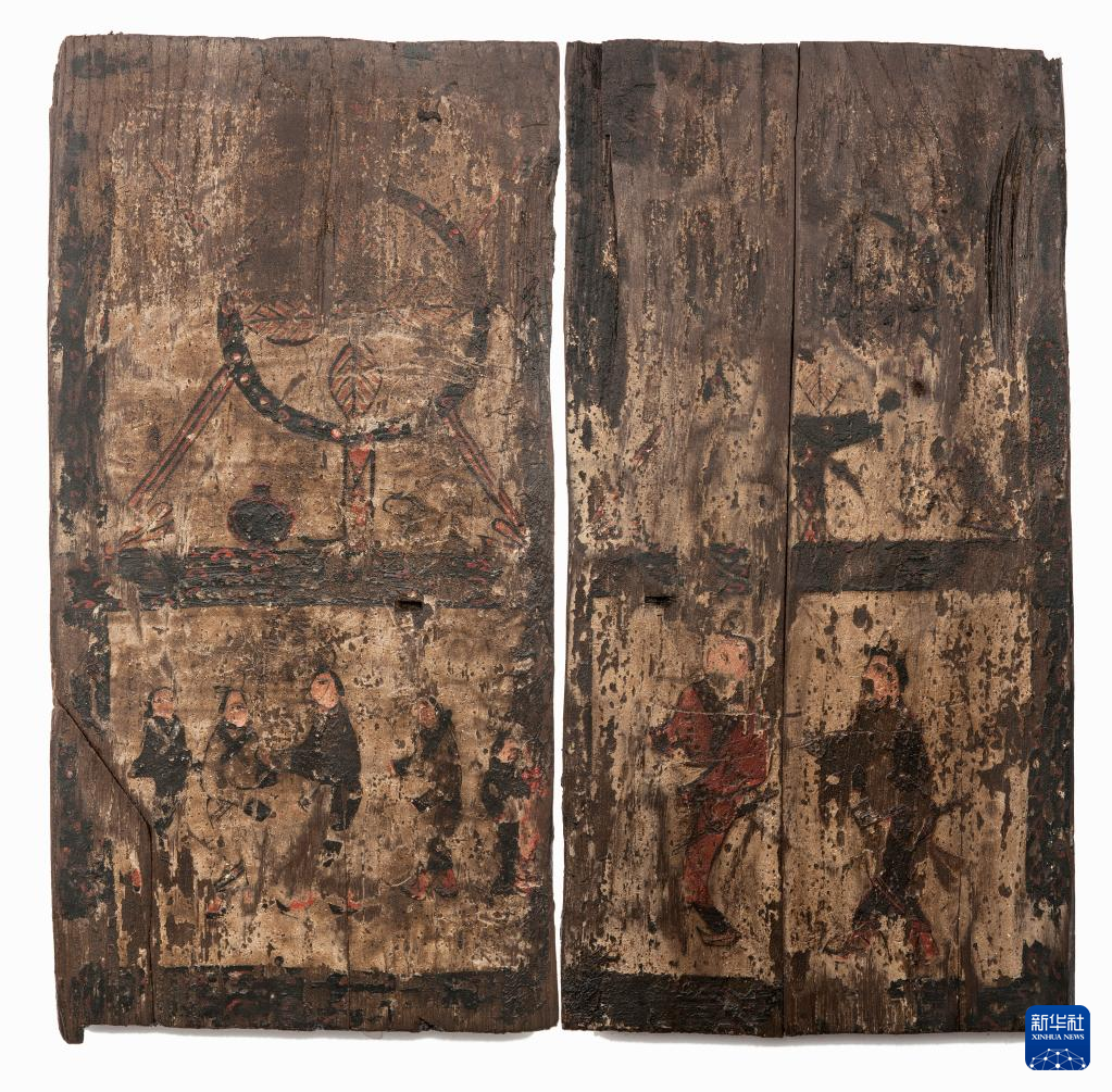 湖北云夢縣鄭家湖戰(zhàn)國秦漢墓地的一處板門繪畫（資料圖）。