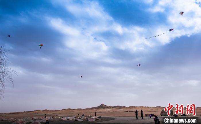 甘肅敦煌陽關(guān)春風起紙鳶飛