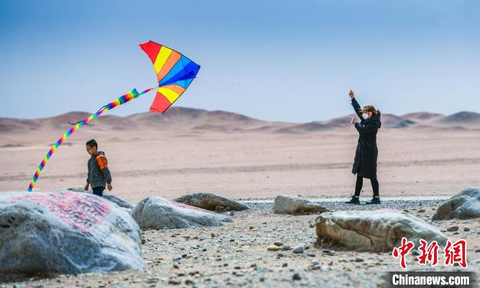 圖為市民正在陽關(guān)景區(qū)放風箏?！⊥醣筱y 攝