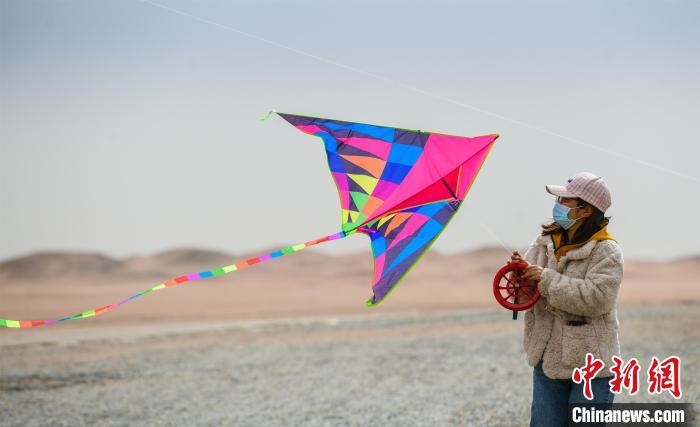 圖為市民正在陽關(guān)景區(qū)放風箏?！⊥醣筱y 攝