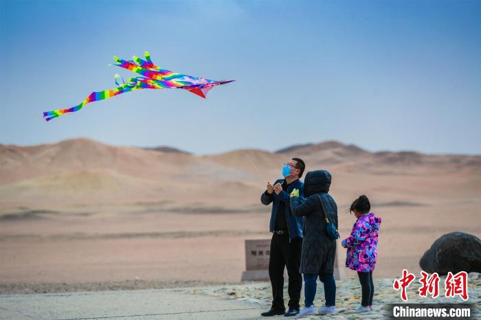 圖為市民正在陽關(guān)景區(qū)放風箏?！⊥醣筱y 攝