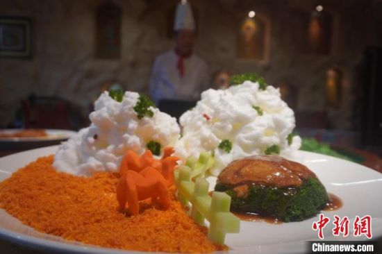 圖為敦煌菜代表菜肴展示?！【琶赖┰?攝