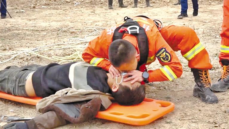 天水：消防員人工呼吸救回中毒農(nóng)民工 我們?yōu)槟泓c贊！