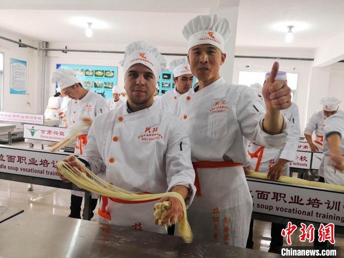 圖為外國(guó)留學(xué)生學(xué)習(xí)牛肉面的制作。(資料圖) 史靜靜 攝