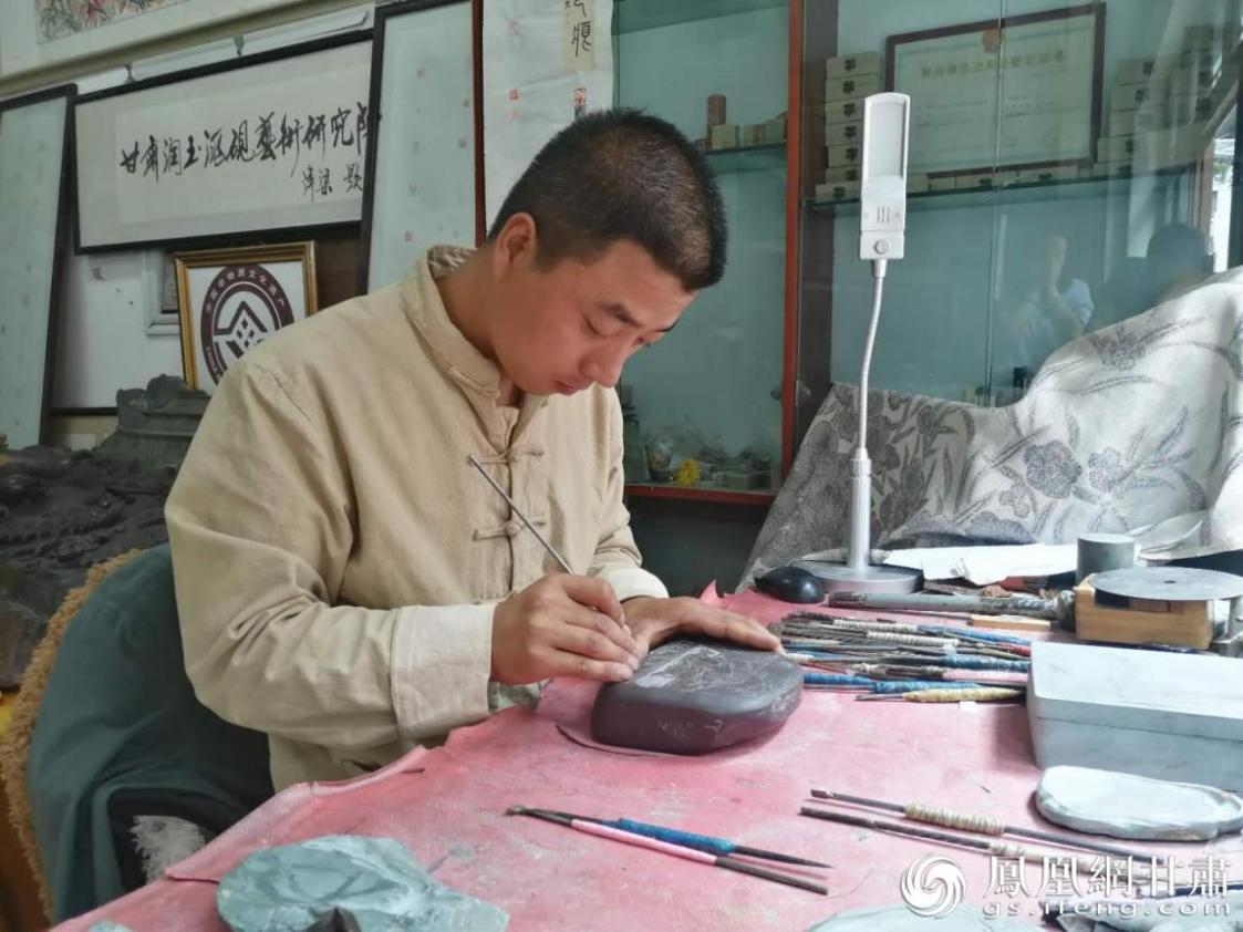 洮硯制作技藝第六代傳人、國家藝術(shù)基金資助青年藝術(shù)家、正高級(jí)洮硯雕刻藝術(shù)師李江平十年如一日專注于洮硯制作 圖源自網(wǎng)絡(luò)
