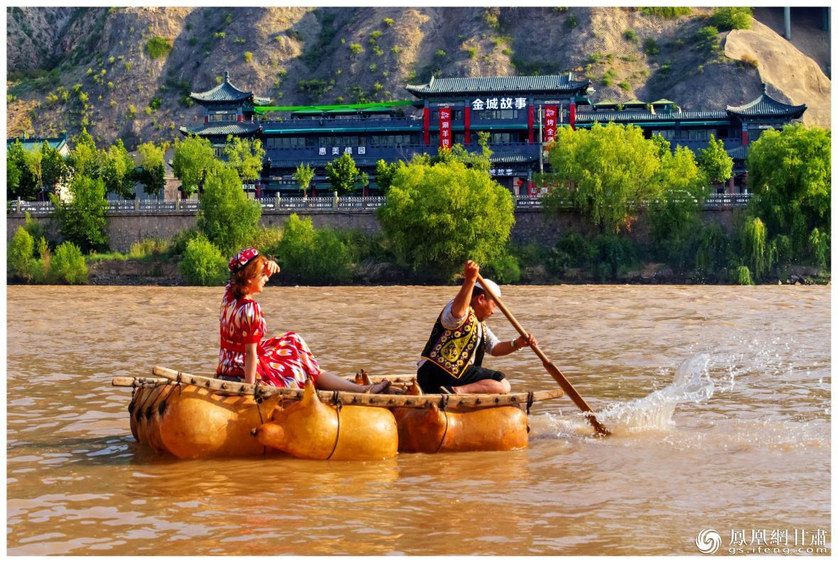 筏子客揮動著劈波斬浪的船槳，槳聲中混搭著風(fēng)聲、水聲和男女對歌的花兒聲。蘭州市文旅局供圖