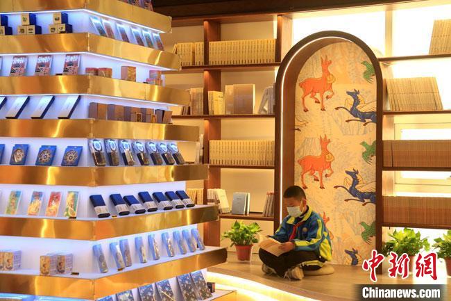 敦煌書局整體布局融入敦煌文化元素?！↑S燕 攝